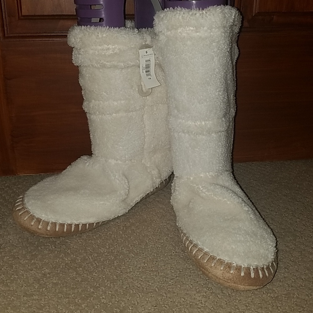 NWT GREAT GIFT Gap slippers NEW with tag